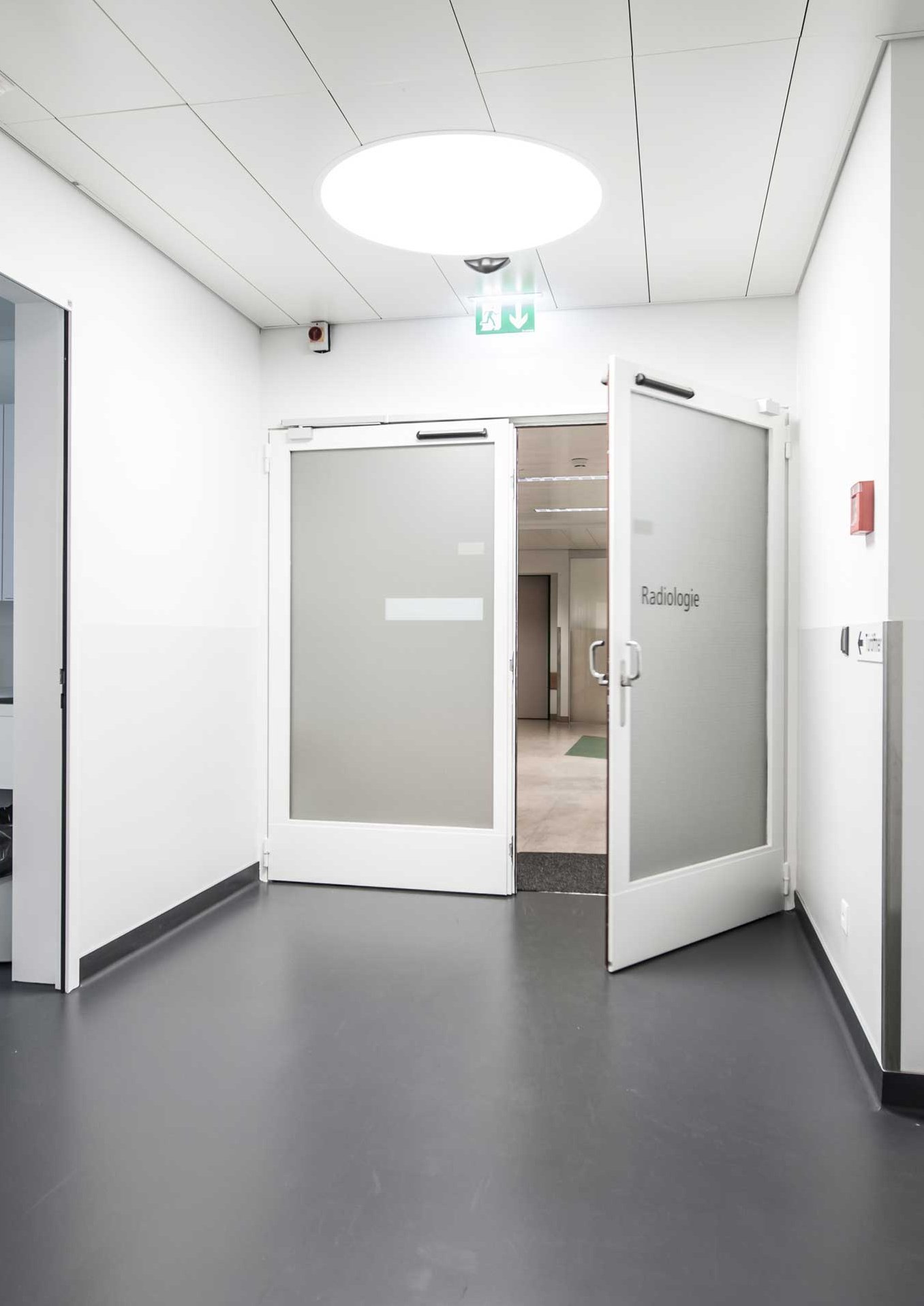 Abteilung Radiologie im Spital Thun mit einer automatischen Drehfluegeltuer